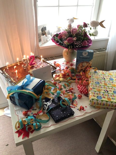 Blumen, Kuchen und Geschenke - so ein Glück!
