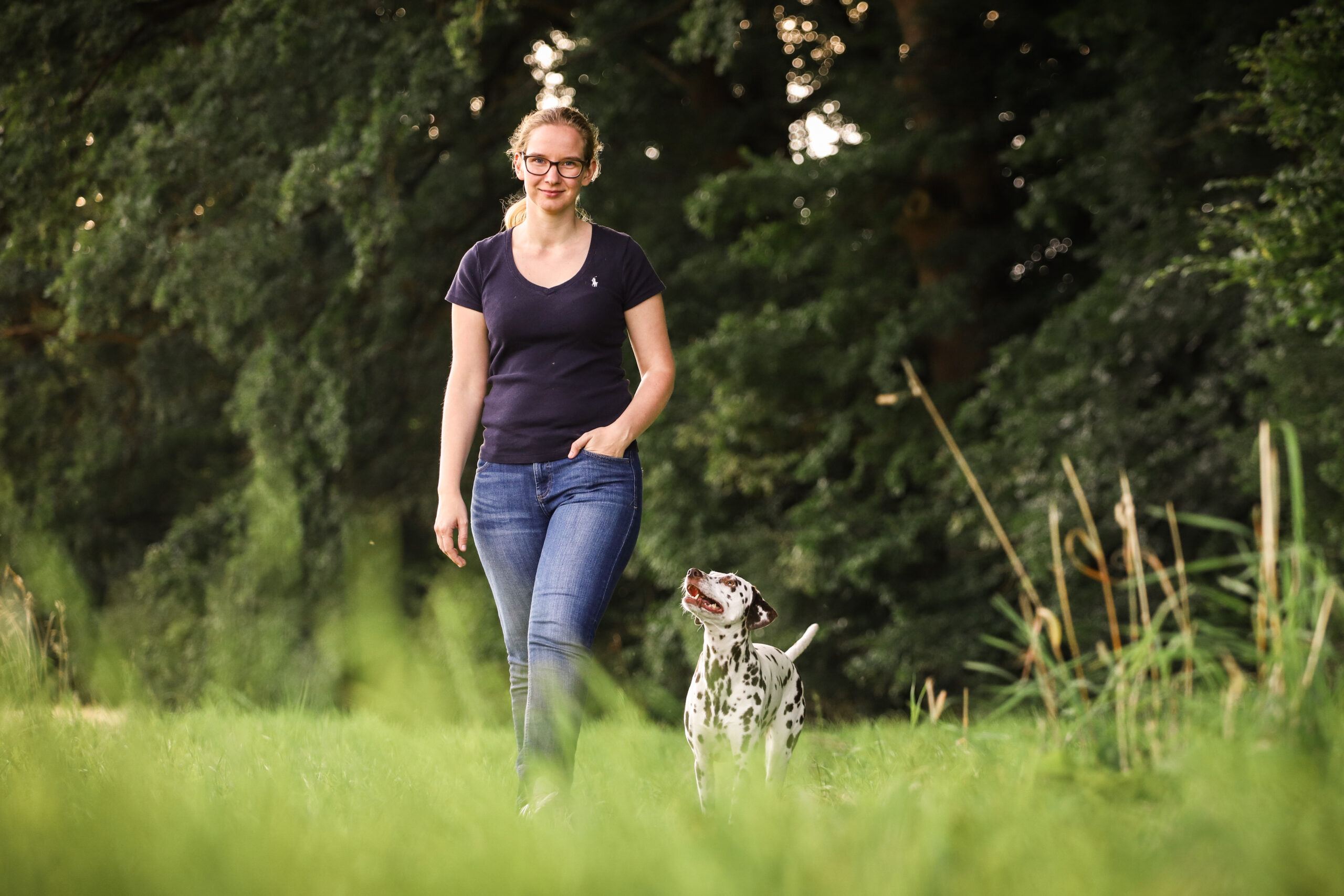 Sarah beim Spaziergang mit Alma